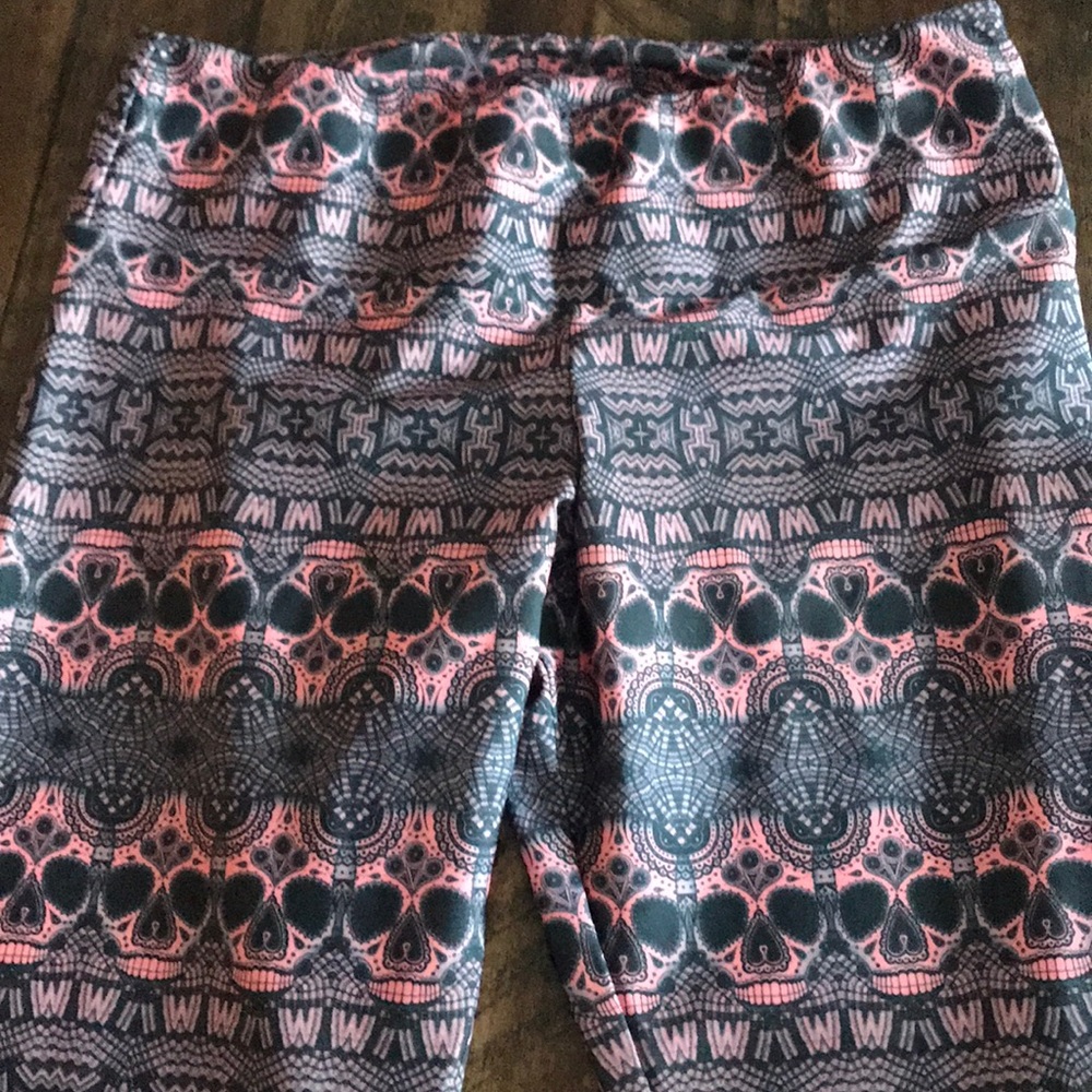 Pink and black skull yoga leggings